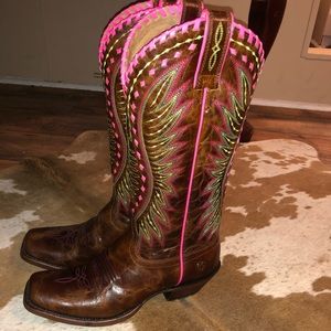 BRAND NEW ARIAT BOOTS!!